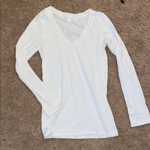 White v-neck long sleeve shirt